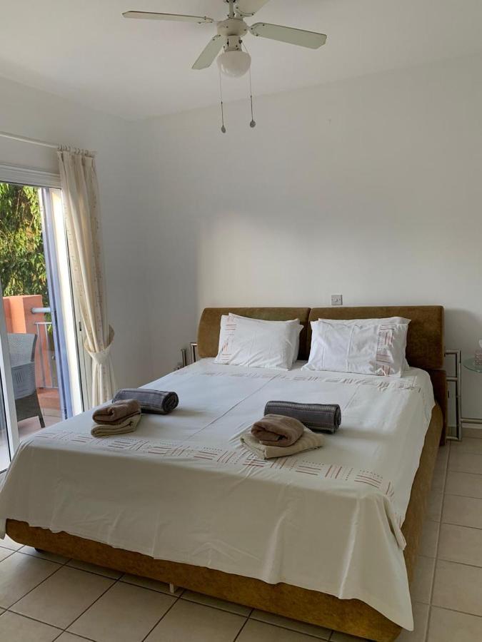 Limnaria Gardens: Sunny 2 Bed Apartment Paphos Exterior foto