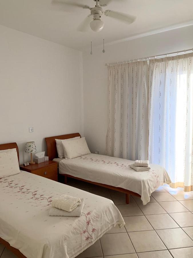 Limnaria Gardens: Sunny 2 Bed Apartment Paphos Exterior foto